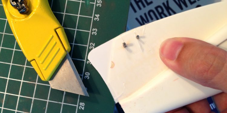 Het herstellen van de plastic vleugel