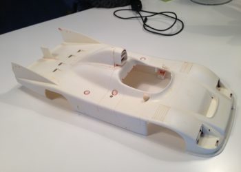 Verf verwijderen en het chassis schoonmaken