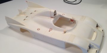 Verf verwijderen en het chassis schoonmaken