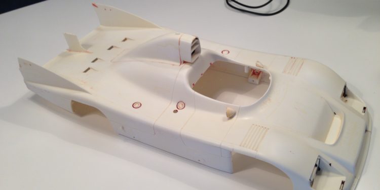 Verf verwijderen en het chassis schoonmaken