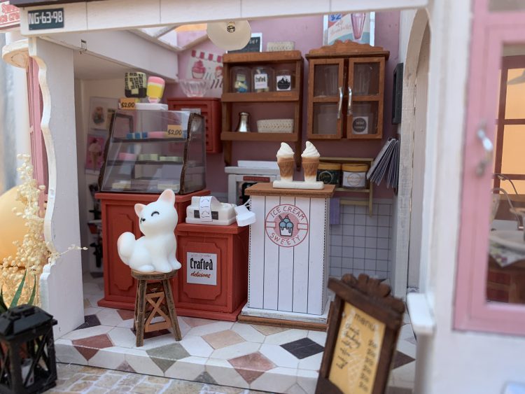 Review: Robotime Miniatuur Huisje Honey Ice Cream Shop DG148