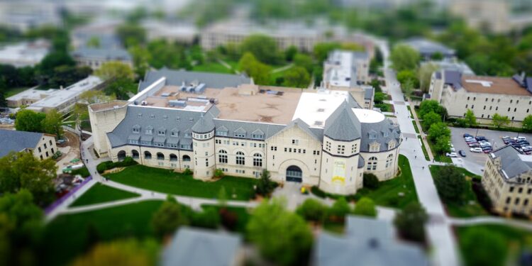 Maquette oude St.-Engelmunduskerk overhandigd