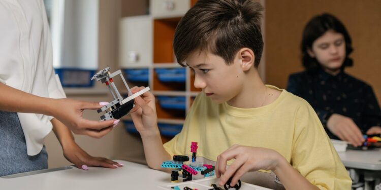 Johannes (24) bouwde het Academiegebouw in Lego: ‘Fascinerend om het te zien groeien’