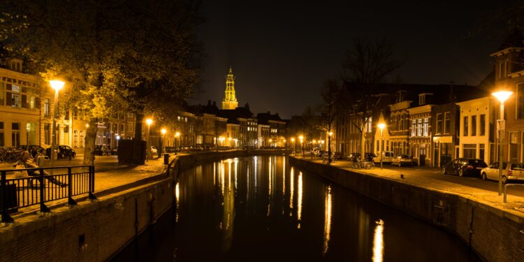 Video: Etalages Oude Kijk in ‘t Jat en Stoeldraaier veranderen weer in miniatuur winterwalhalla’s
