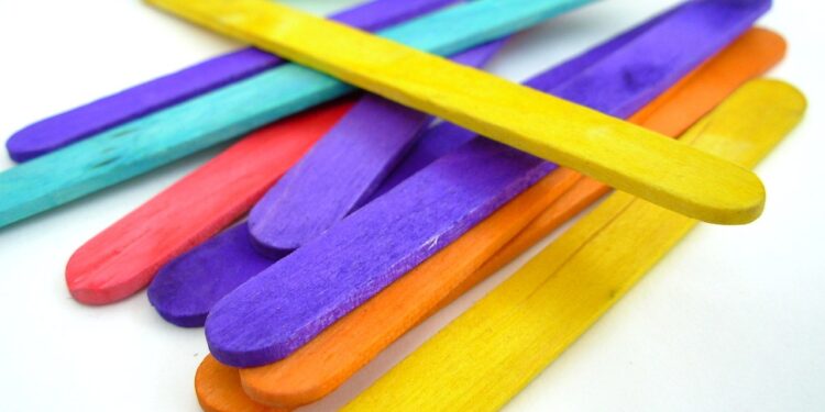 Video: Swalmense knutselaar bouwt alles van houten roerstaafjes