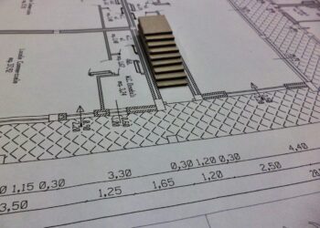Hendrik Jan Bruijnes biedt maquette “Hotel Herkert” aan